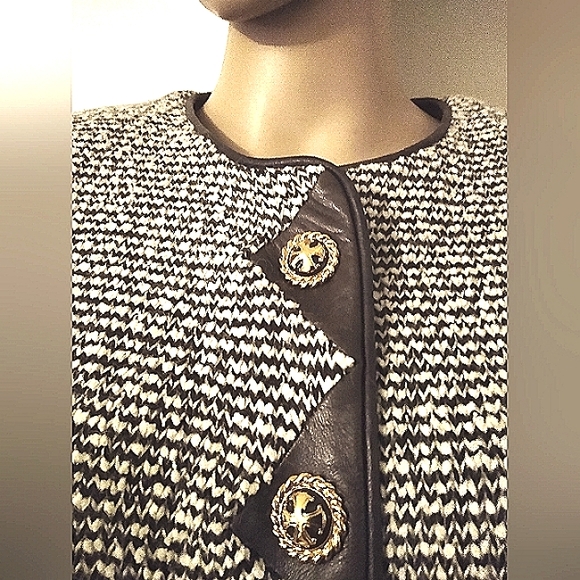 ST JOHN COLLECTION 10 BROWN TWEED BOUCLE SOFT LAMBS LEATHER LOGO BUTTONS JACKET - Picture 6 of 9